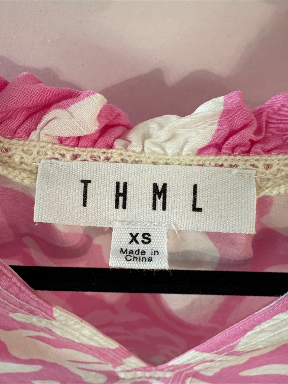 THML Pink & White Abstract Puff-Sleeve V-Neck Blouse Size XS Malibu Barbie - Picture 2 of 8